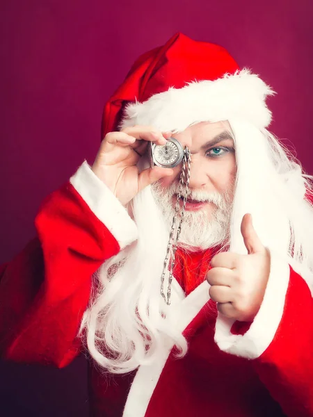 Lächelnder Weihnachtsmann mit Uhr an Kette — Stockfoto