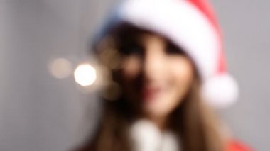 Noel maytap ve kız aydınlatma Noel Baba gibi giyinmiş