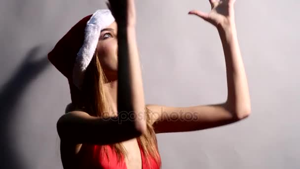 Ragazza bionda in cappello Babbo Natale giocare con la palla dell'albero di Natale — Video Stock