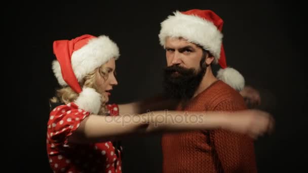 Mari et femme en chapeaux de Noël riant — Video