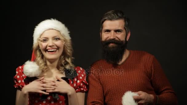 Exalterad tjej väntar ett nytt år överraskning från en jul hatt — Stockvideo
