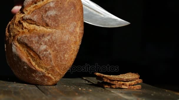 Skivning bröd. Skära hem brödskiva på trä styrelser skär i brödet med en kniv skära, närbild av vitt bröd, hälsosam livsstil — Stockvideo