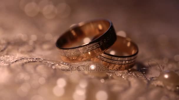 在模糊背景上的结婚戒指 — 图库视频影像