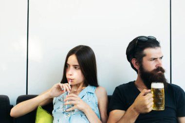 Genç bir çift içki