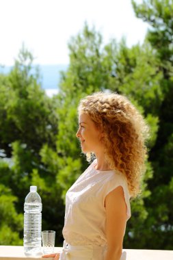 su şişesi ile güzel kadın
