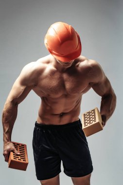 Seksi kaslı erkek yapıcı.