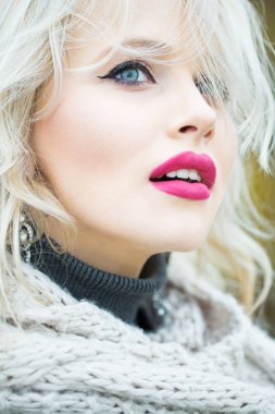 Kırmızı dudaklar ile seksi güzel kız