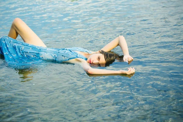 漂亮的女孩躺在水中 — 图库照片