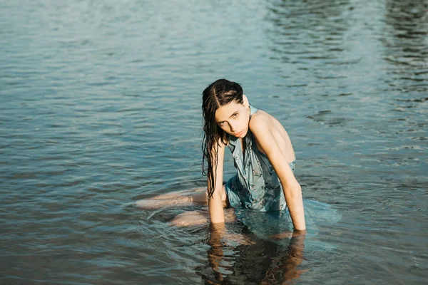 Hübsches Mädchen im Wasser — Stockfoto