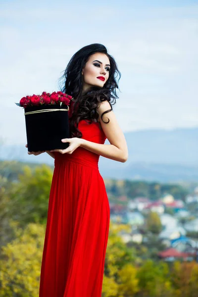 Sexy dziewczyna z czerwonych róż — Zdjęcie stockowe