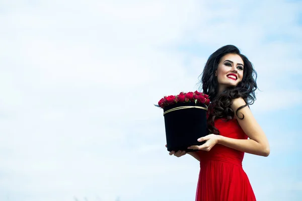 Menina sexy com rosas vermelhas — Fotografia de Stock