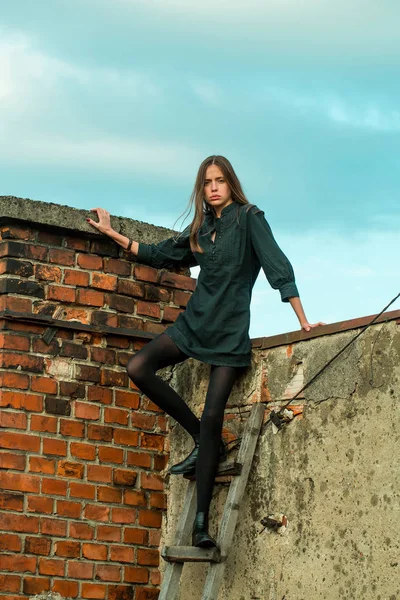 Menina bonita na escada de madeira — Fotografia de Stock