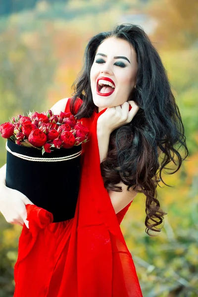 Chica sonriente sexy con rosas rojas —  Fotos de Stock