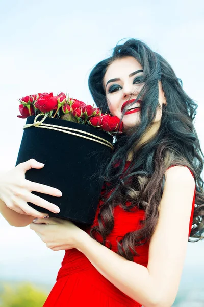 Fille sexy avec des roses rouges — Photo