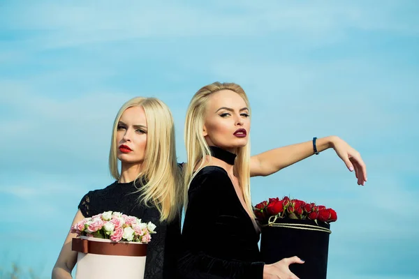 Chicas bonitas con flores en caja —  Fotos de Stock