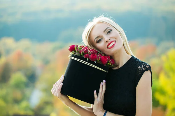 Linda chica con flores en caja — Foto de Stock