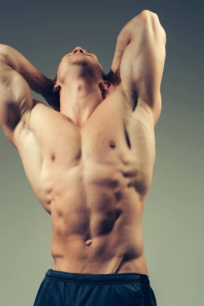 Сексуальный мускулистый спортсмен — стоковое фото