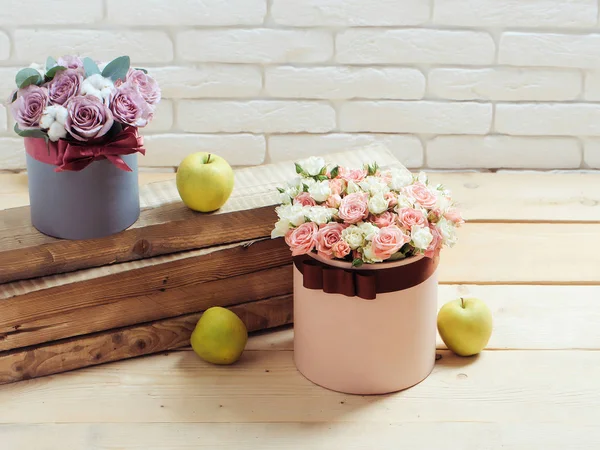 Květiny a apple na Dřevěná prkna — Stock fotografie