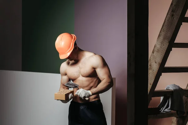 사다리에 섹시 한 근육 질의 남자 작성기 — 스톡 사진
