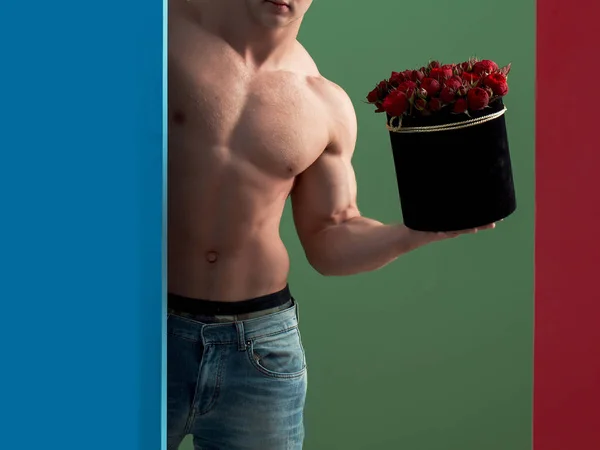 Sexy musculoso hombre con rosas —  Fotos de Stock