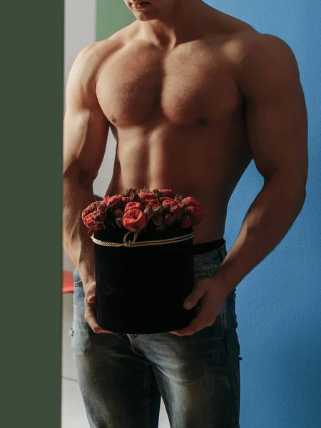 Σέξι μυϊκή άντρας με τριαντάφυλλα — Φωτογραφία Αρχείου