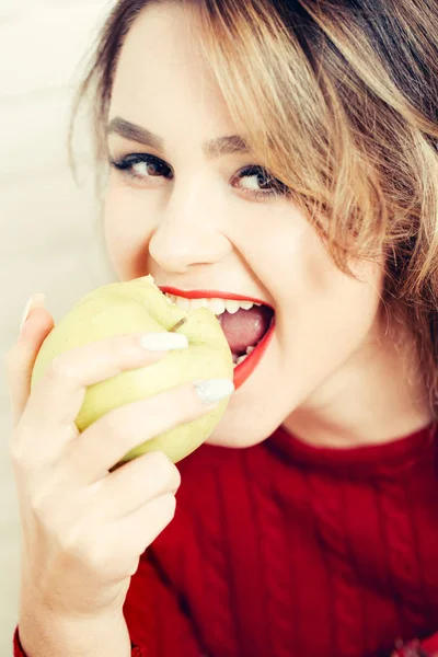 Σέξι κορίτσι τρώει πράσινο μήλο — Φωτογραφία Αρχείου