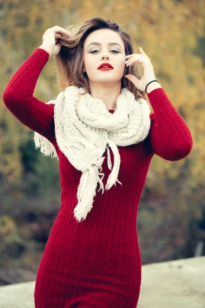 Sexy mooi meisje met rode lippen — Stockfoto