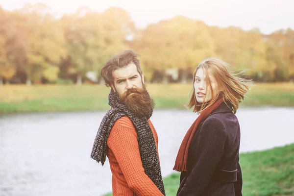 Young couple in autumn park — Stock Photo, Image