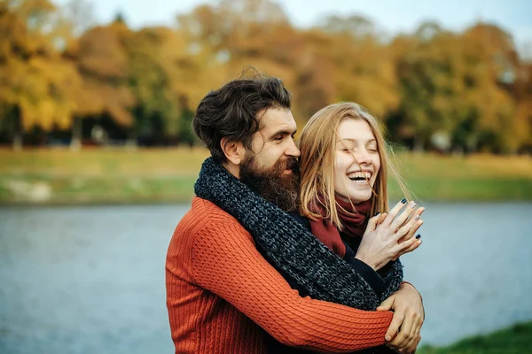 Sonbahar parkında genç bir çift