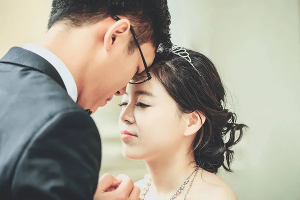 Chiński słodkie młodych nowożeńców — Zdjęcie stockowe