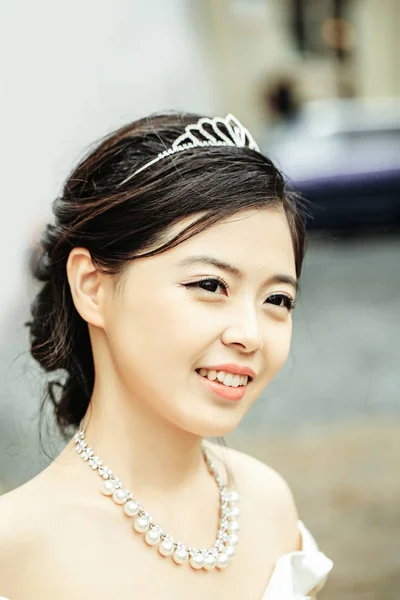 Китайская милая улыбающаяся невеста — стоковое фото