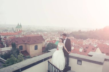 Gelin ve damat çatı üzerinde