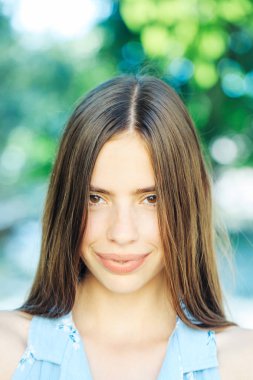 Oldukça ciddi kız açık havada