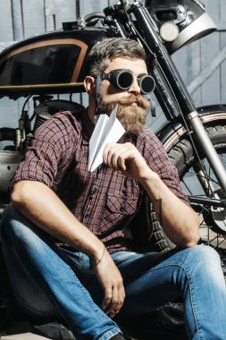 Sakallı adam hipster motorcu
