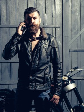 Sakallı adam hipster motorcu