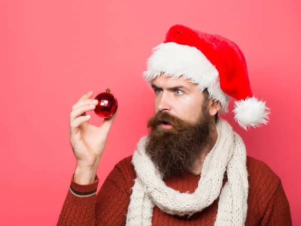 Kerst man met decoratieve bal — Stockfoto