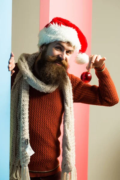 Hombre de Navidad con bola decorativa — Foto de Stock