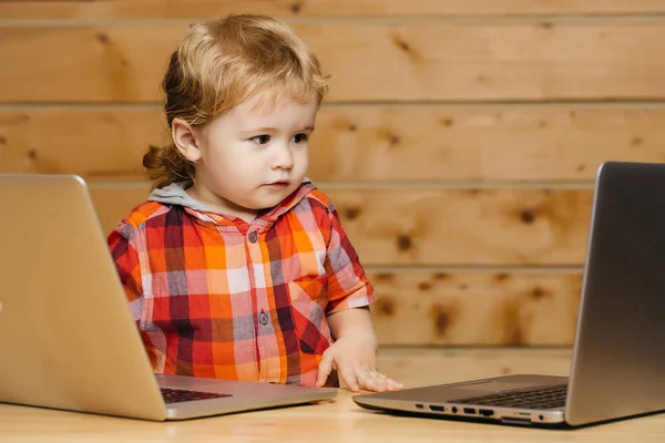 Roztomilý chlapec hraje v počítačích — Stock fotografie