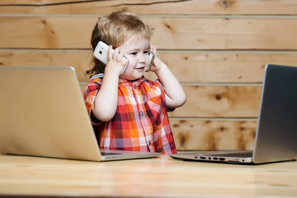 Leuke jongen gesprekken over telefoons — Stockfoto