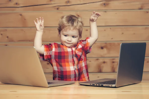 Bonito menino joga em computadores — Fotografia de Stock