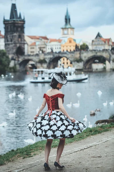 Pretty girl walks along river — Stock Photo, Image