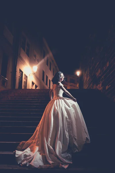 Mooie bruid staat op stappen — Stockfoto