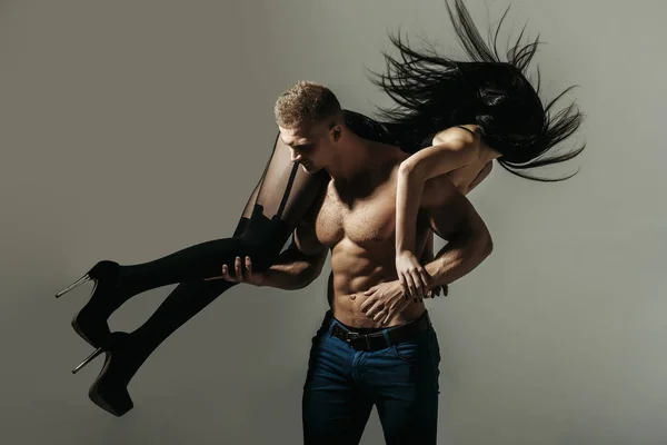 Homem muscular e menina sexy — Fotografia de Stock