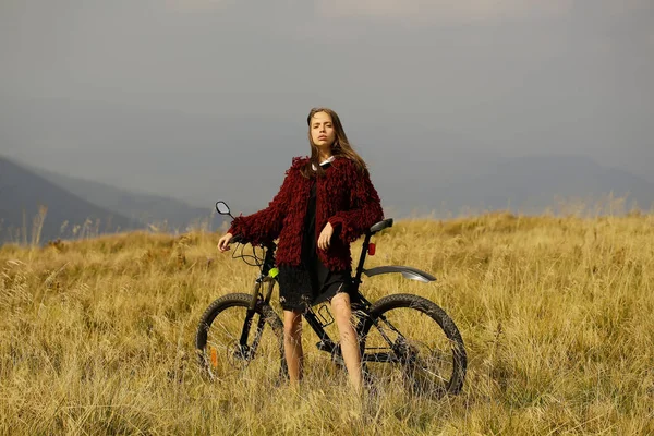 Dívka s kolo na hory — Stock fotografie