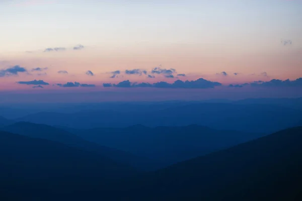 Beaux sommets montagneux avec coucher de soleil — Photo