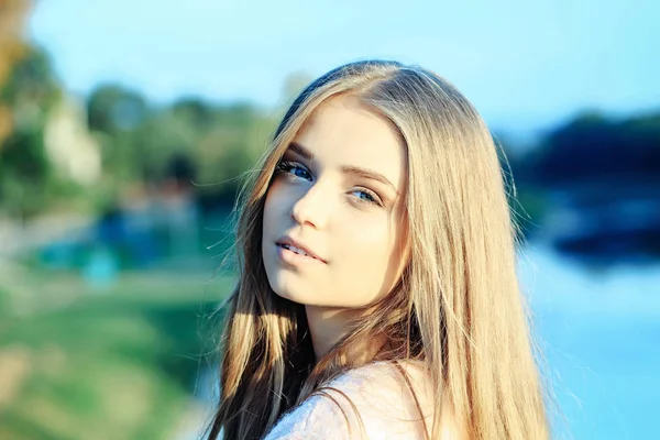 Pretty girl on sunny day — Stock Photo, Image