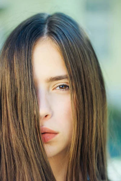 Söt flicka med brunett hår — Stockfoto