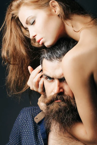 Sexy Mann und Frau umarmen — Stockfoto