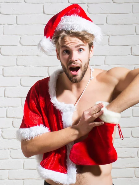 Kerst sexy gespierde santa man — Stockfoto