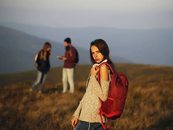 Chica con mochila en la montaña — Foto de Stock